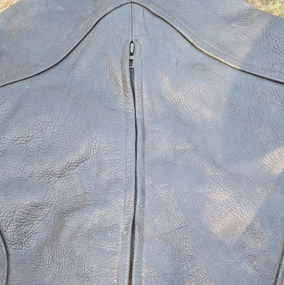 A US Made Co. Black leather jacket in a size 44. Heavyweight Vintage. Pre-loved - Picture 3 of 9